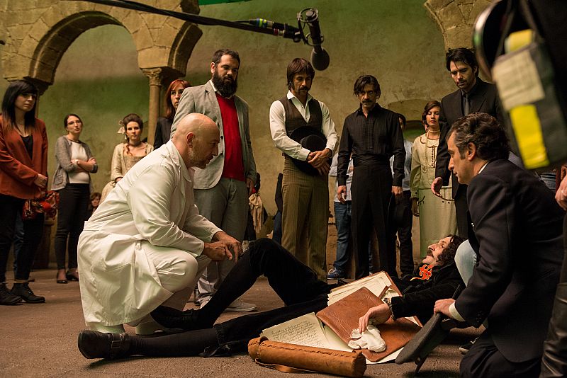 Grabación de la escena en la que Velázquez se desmaya y conocemos que también está contagiado.