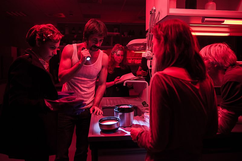 Hugo Silva y Aura Garrido graban la escena en la que descongelan el virus de la gripe española