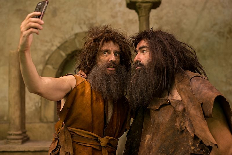 Los actores que interpretaron a dos funcionarios en el paleolítico se hace un "selfie".