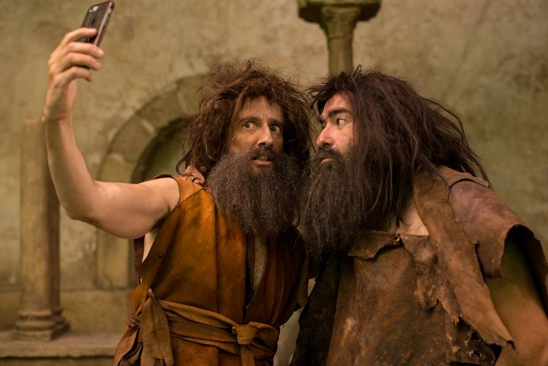   Los actores que interpretaron a dos funcionarios en el paleolítico se hace un "selfie".