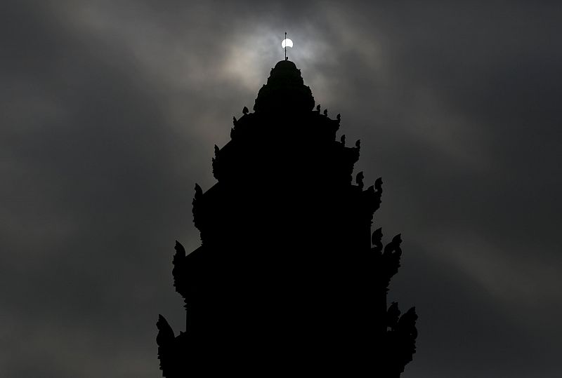 El fenómeno astronómico, sobre el Monumento a la Independencia de Phnom Penh, la capital de Camboya.