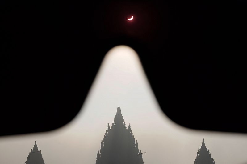 El eclipse, sobre el templo hindú de Prambanan, en Sleman, en la isla indonesia de Java.