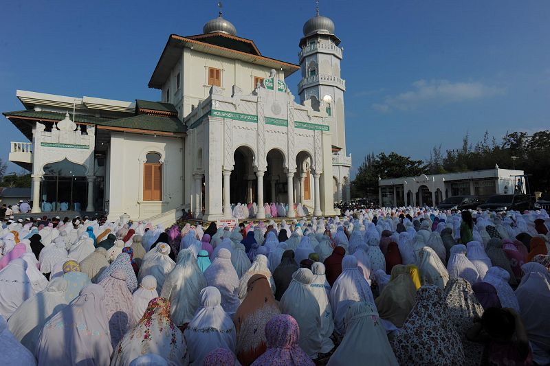 Mezquita de Ulee Lheue, en Banda Aceh, Indonesia, durante el fenómeno astronómico.