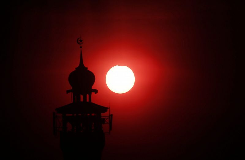 Vista del eclipse solar en la capital indonesia, Yakarta.