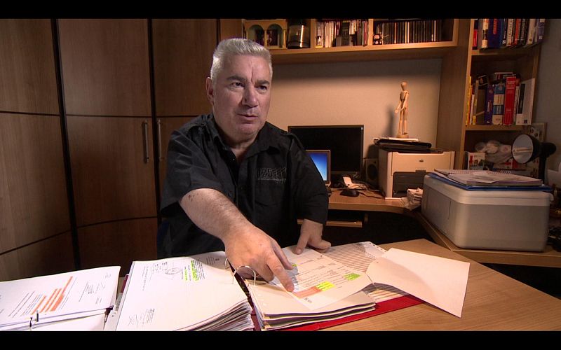 Rafael Basterrechea revisando papeles