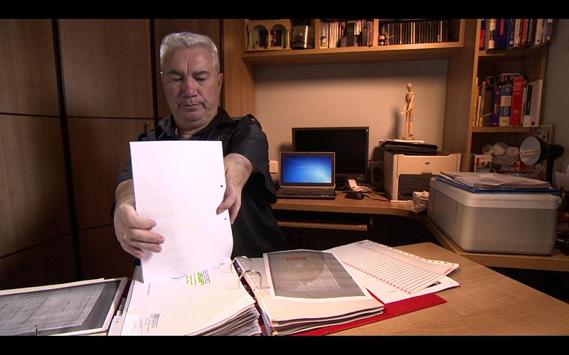 Rafael Basterrechea revisando papeles