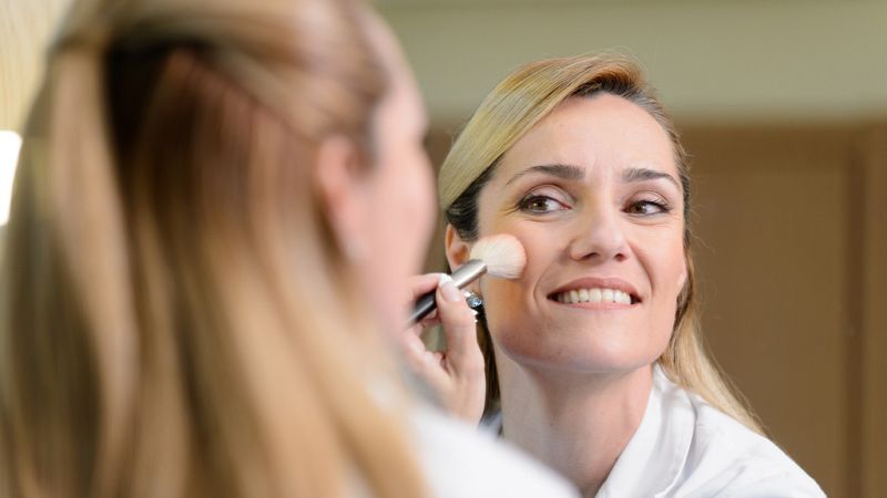 Marina Lozano, maquillándose
