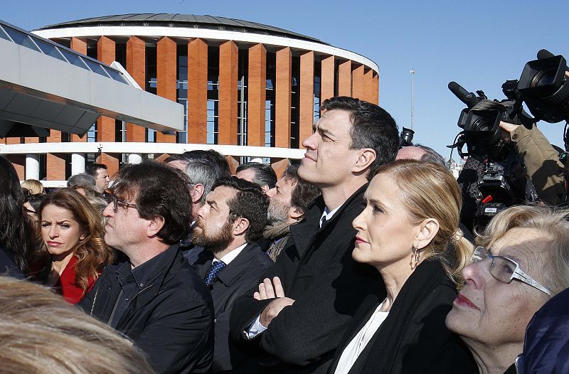 Pedro Sánchez se suma a otros políticos en su homenaje a las víctimas