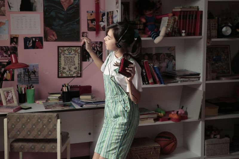 Cuéntame cómo pasó - María escucha música en su habitación