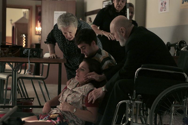 Cuéntame cómo pasó - Clara es socorrida después del ataque del violador