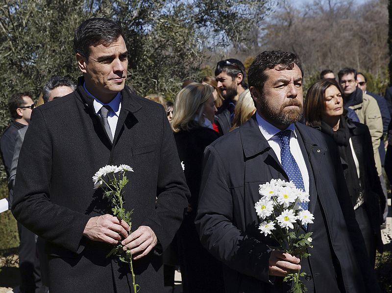 El secretario general del PSOE Pedro Sánchez y el vicesecretario general de Ciudadanos José Manuel Villegas se han sumado al acto de homenaje en el Bosque del Recuerdo