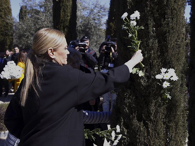 La presidenta de la Comunidad de Madrid Cristina Cifuentes ha coincidido con la alcaldesa de la capital Manuela Carmena en varios homenajes a las víctimas de los atentados del 11M