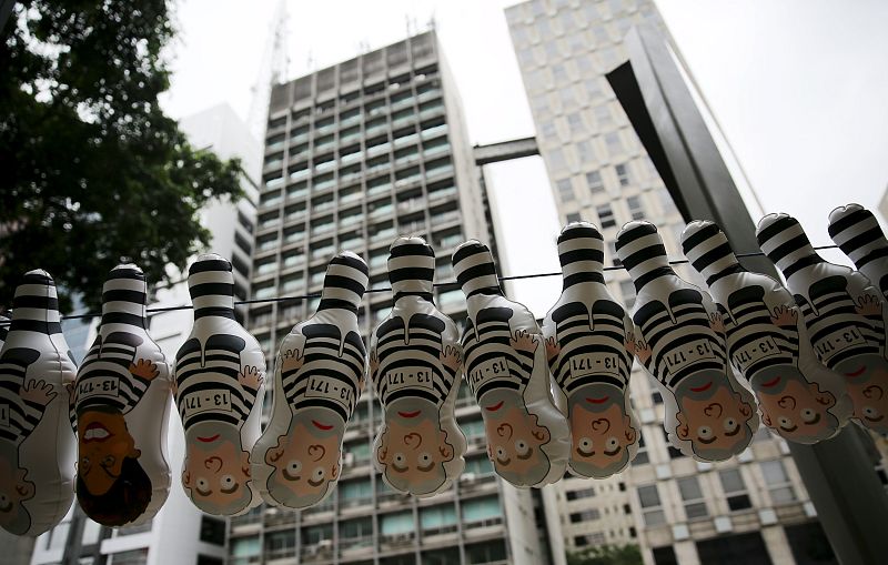 Multitudinaria manifestación contra Rousseff y Lula