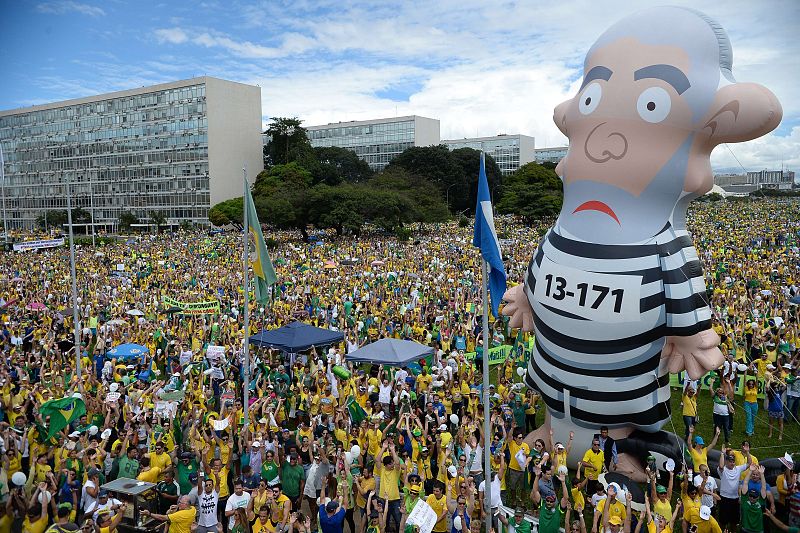 Multitudinaria manifestación contra Rousseff y Lula