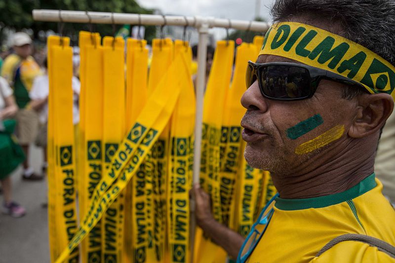 Multitudinaria manifestación contra Rousseff y Lula
