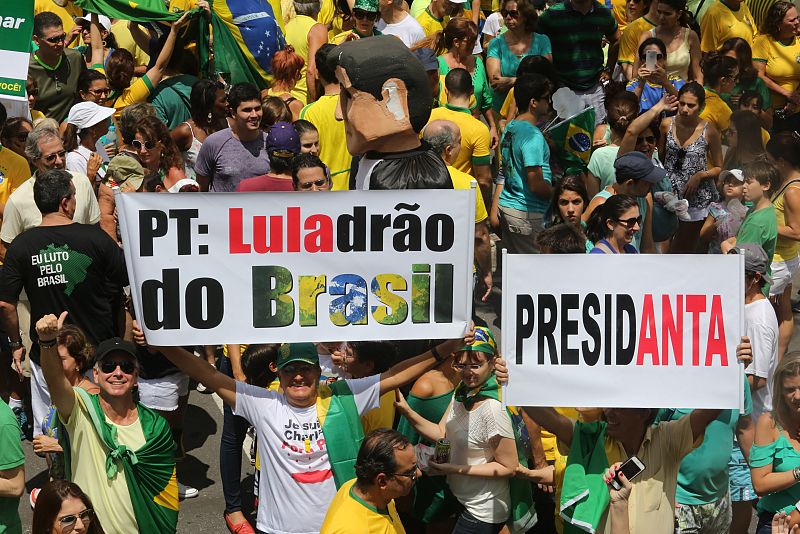 Multitudinaria manifestación contra Rousseff y Lula
