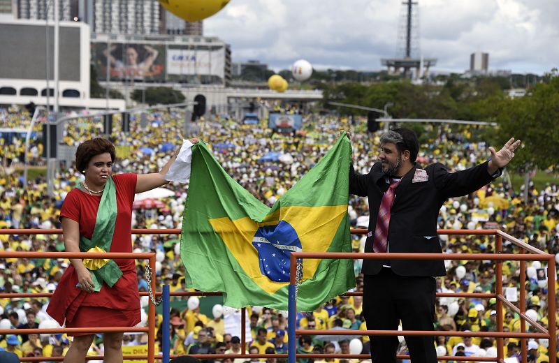 Multitudinaria manifestación contra Rousseff y Lula