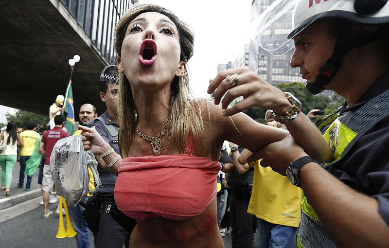 Multitudinaria manifestación contra Rousseff y Lula