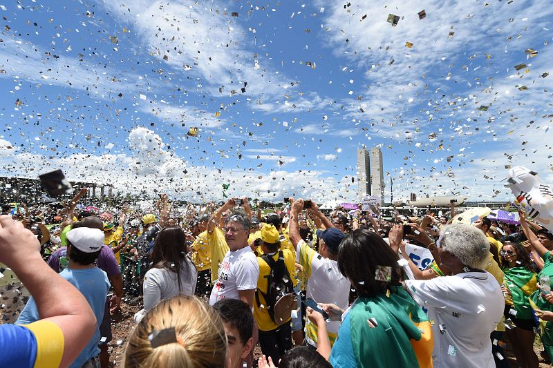 Multitudinaria manifestación contra Rousseff y Lula