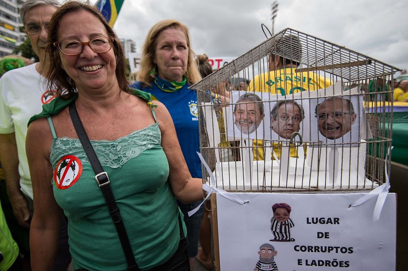 Multitudinaria manifestación contra Rousseff y Lula