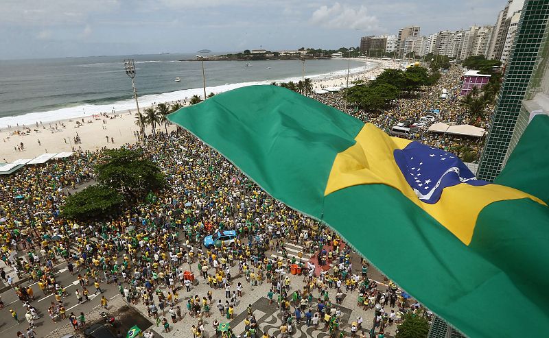 Multitudinaria manifestación contra Rousseff y Lula