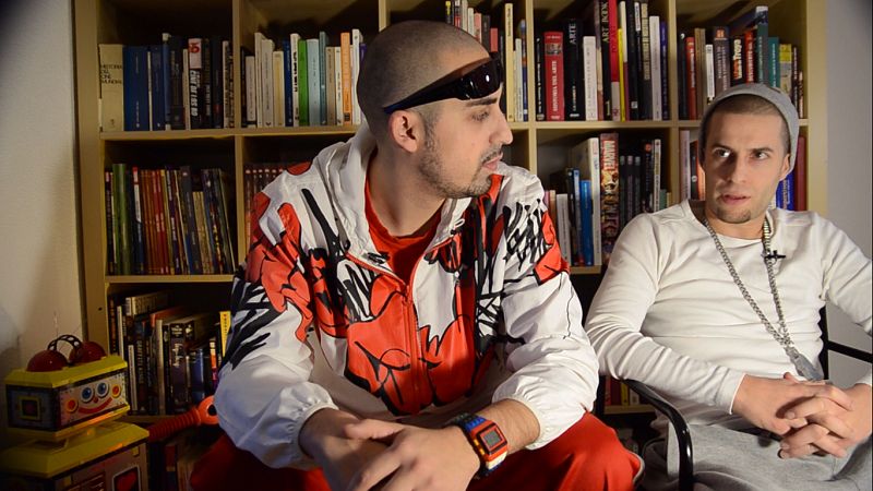 En la sección de beatbox, Looder le explica a Lennon los trucos para hacer un buen beatbox