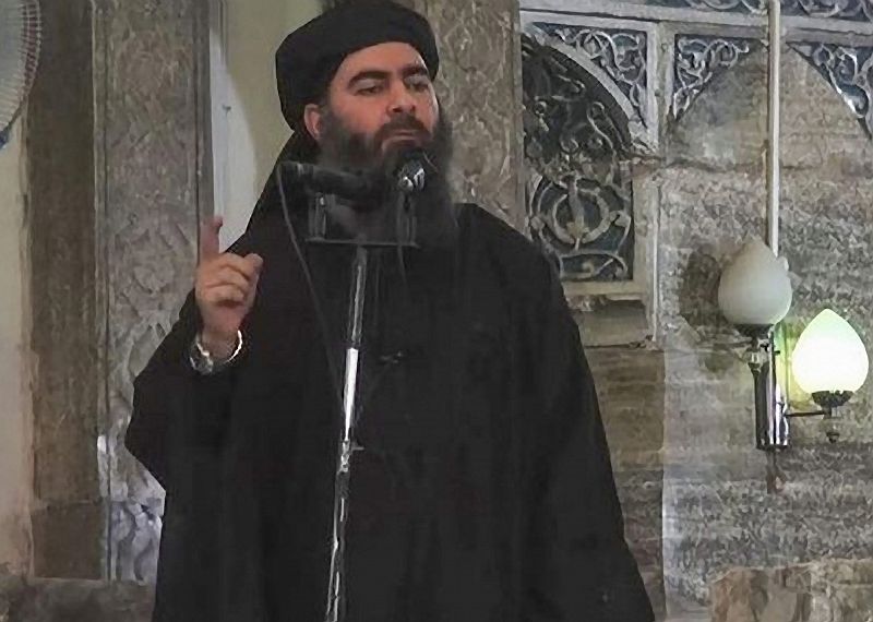 Fotograma de un vídeo cedido por el grupo Estado Islámico del califa, Abu Bakr al Bagdadi al Quraishi al Husaini, pronunciando un discurso en una localización sin especificar.