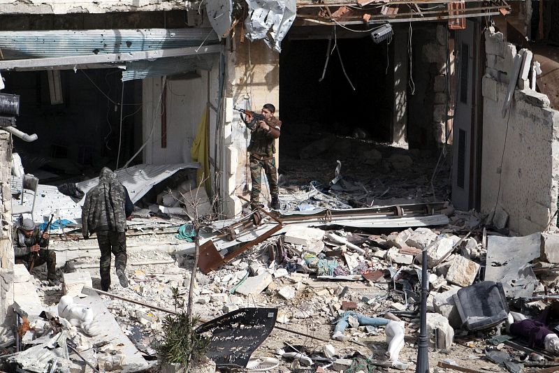 Combatientes del Ejército Libre Siro (ELS) toman posición durante un enfrentamiento en Alepo en marzo de 2013.