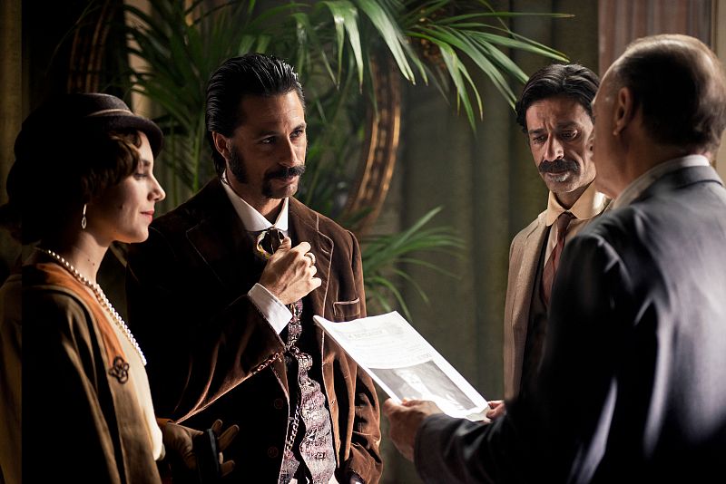 Alonso, Amelia y Pacino se reúnen en 1924 con el padre de Argamasilla