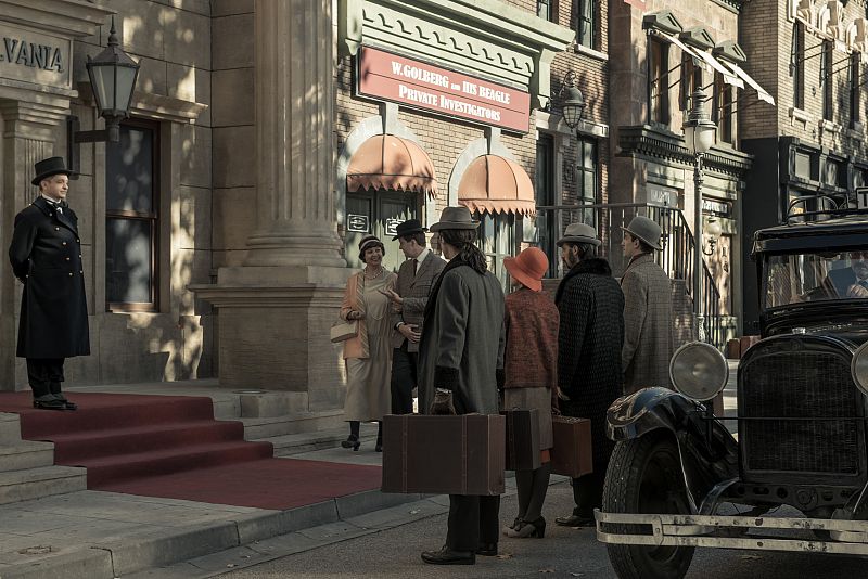 Alonso, Pacino y Amelia junto a Argamisilla en la puerta del Hotel Pensylvania
