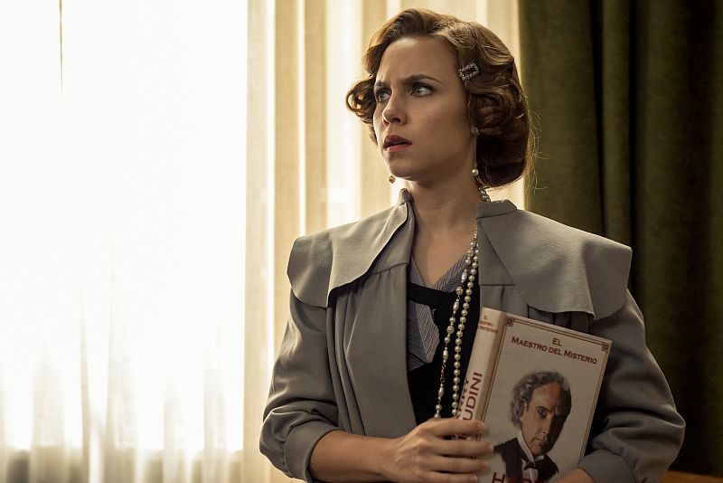 Amelia con un libro sobre Houdini