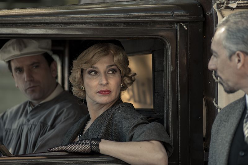 Lola Mendieta y Bennet en el coche vigilan la llegada de Argamilla a Nueva York