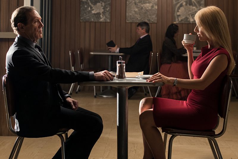 Irene cuenta la verdad a Ernesto en la cafetería