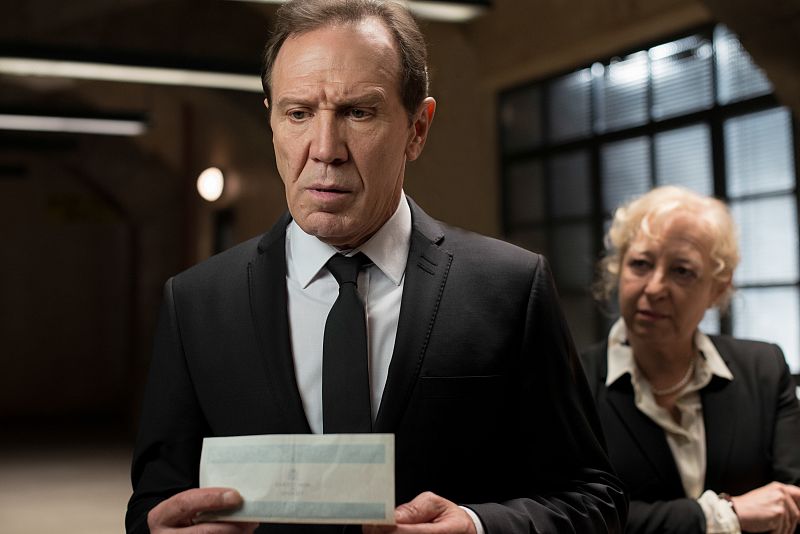 Ernesto con Angustias, recibe un telegrama de Amelia