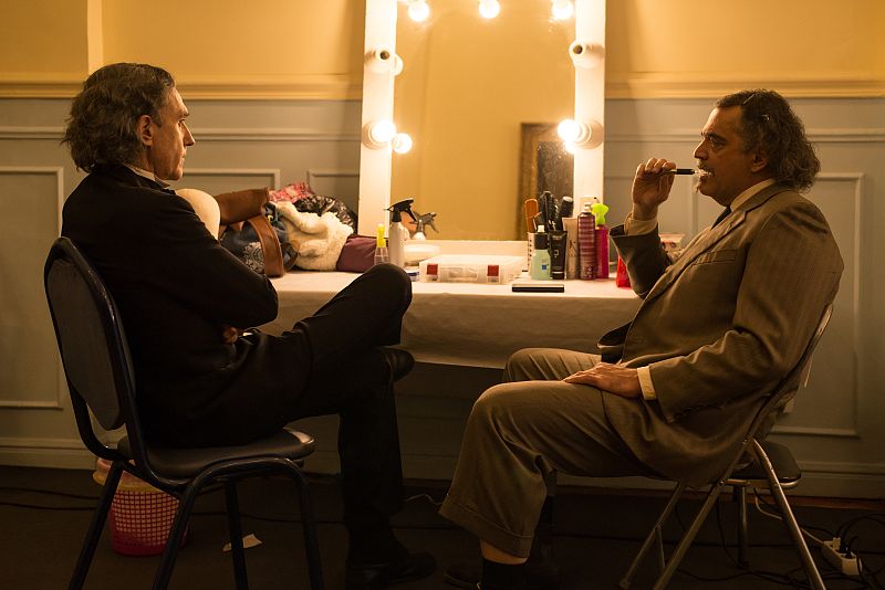 Los actores que interpretan a Gromek y Houdini esperan en maquillaje a su turno para rodar.