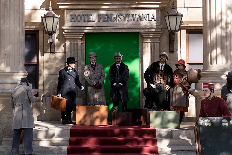 La patrulla y Argamasilla en la puerta del Hotel Pensylvania.