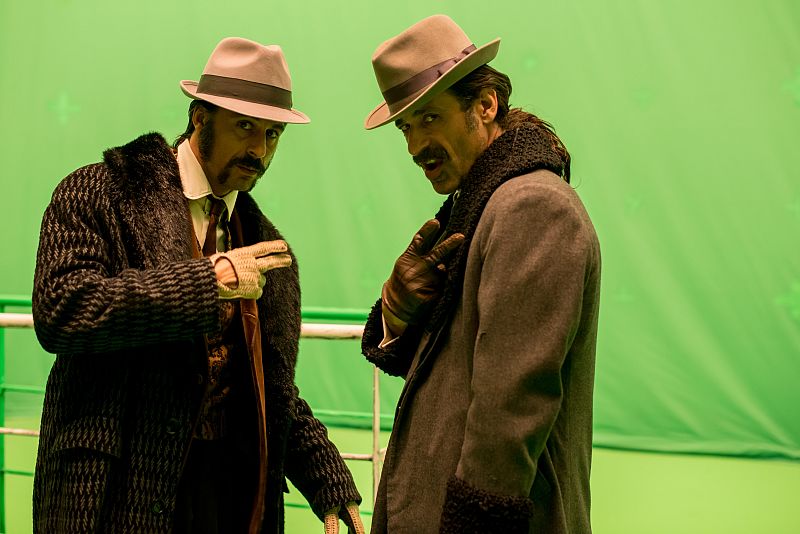 Hugo SIlva y Nacho Fresneda se fotografía en el barco que va Nueva York con sus atuendos de los años 20.