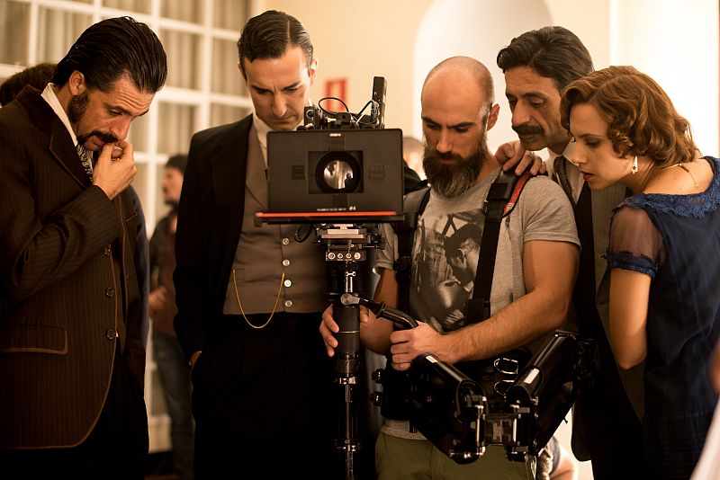 La patrulla junto a Argamasilla repasa la grabación de la escena.