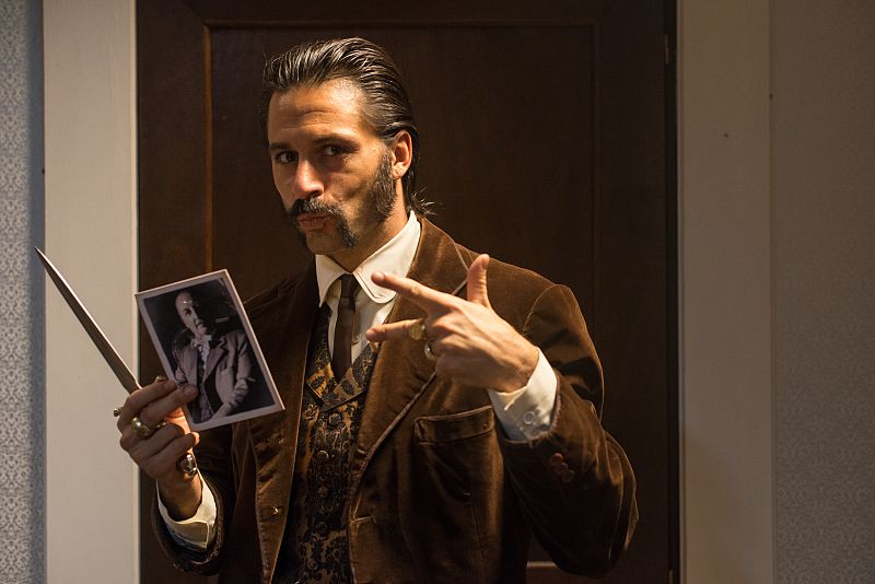 El rodaje del capítulo 14 deja esta graciosa imagen de Hugo Silva con la fotografía del padre de Argamasilla.