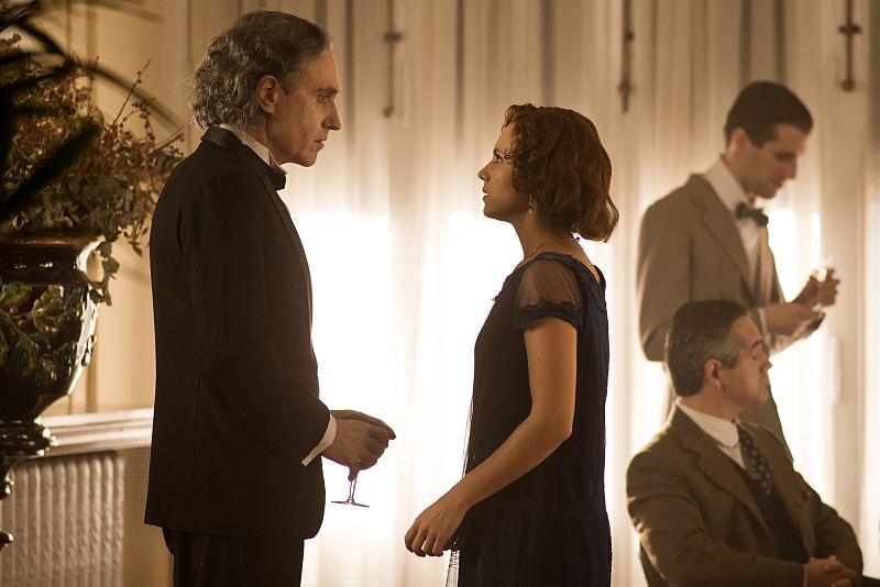 Amelia habla con Houdini para poder huir de la sala.