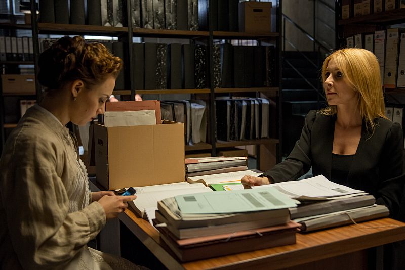 Irene y Amelia trabajan juntas en la revisión de informes para la inspección de trabajo.