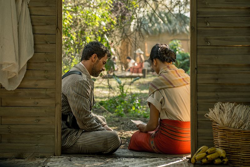 Julián encuentra a María y le entrega el camafeo de Rafael. Julián ha cumplido su promesa.