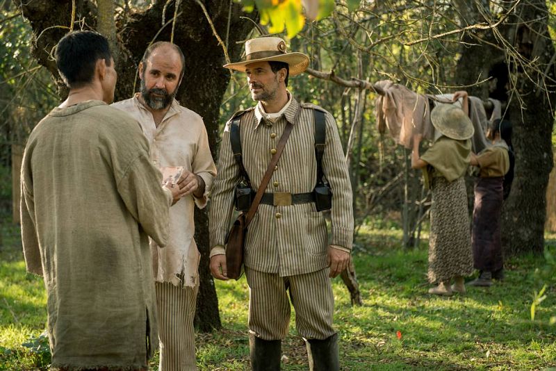  Julián habla en la plaza de Baler con el médico y el maestro