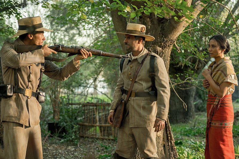 Un soldado apunta a Julián y a Maria