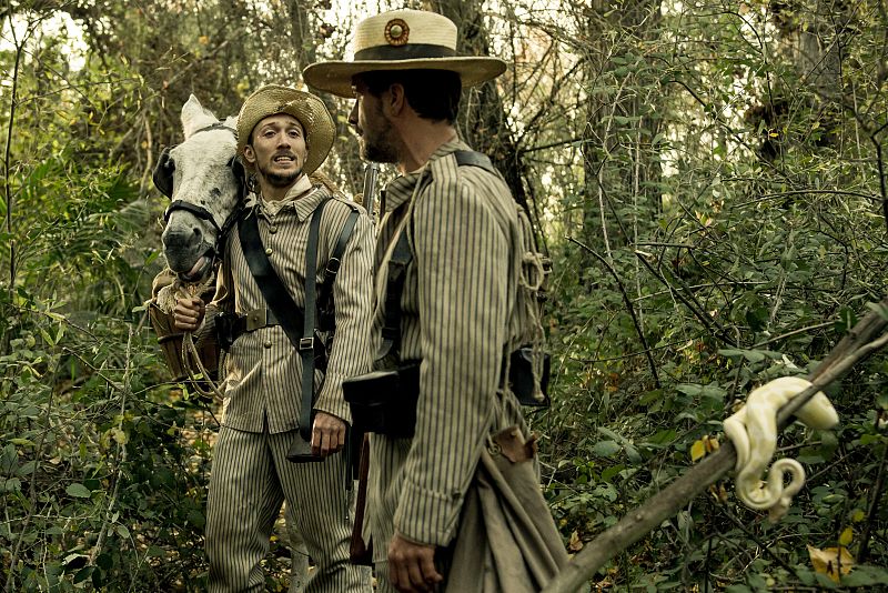 Julián se dirige a Baler con su compañero Miguel, el correo