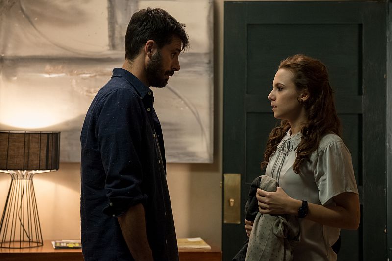 Pacino y Amelia hablan antes de que ella se vaya. Él la invita a dormir en su casa.