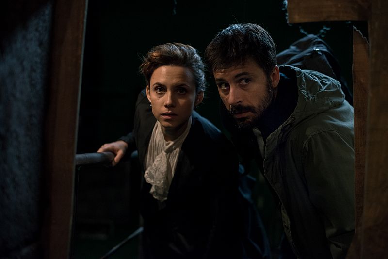 Pacino y Amelia viajan por una puerta no clasificada que da al Ministerio en 2015