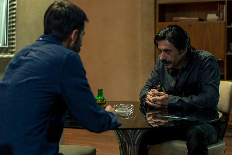  Pacino y Alonso hablan en la mesa de su casa