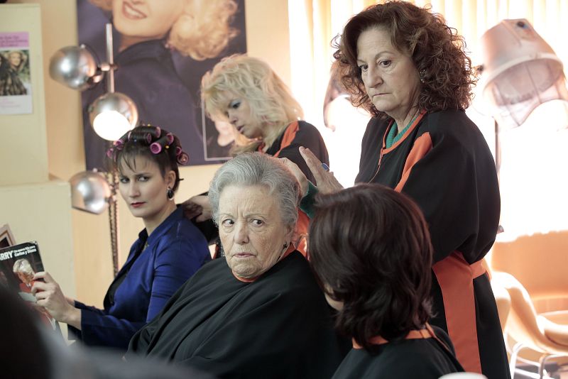 Cuéntame cómo pasó - Herminia, Nieves y Clara en la peluquería