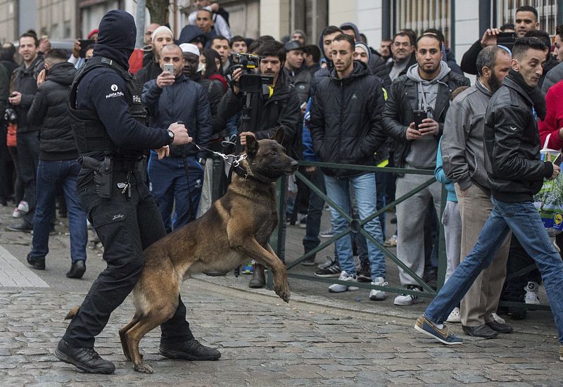 Un policía de las fuerzas de seguridad especiales de Bélgica colabora en una nueva operación antiterrorista en Molenbeek.